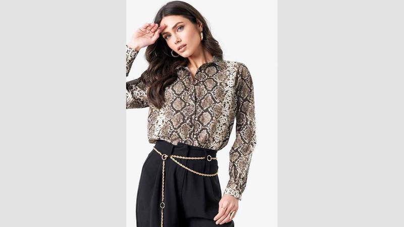 ألوان: مطبوعات جلد الثعبان تطل بألوان طبيعية عدة، ومن بينها البيج والبني، أو ألوان كلاسيكية كالأسود والأبيض والرمادي، علاوة على الألوان الصارخة.