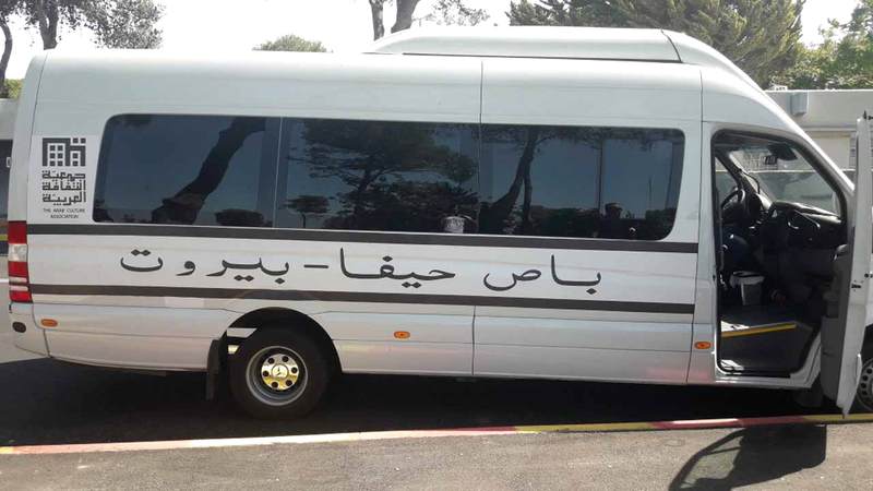 حافلة مشابهة للباص القديم تجوب شوارع حيفا لتكون بمثابة حلقة وصل بين الماضي والحاضر. الإمارات اليوم