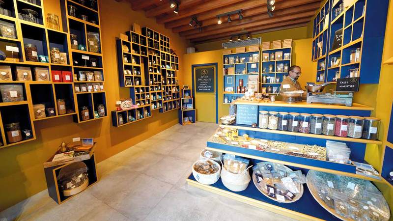 «سوق العرصة» واحد من أقدم الأسواق في الإمارة والوجهة المثالية لمحبي التحف. من المصدر