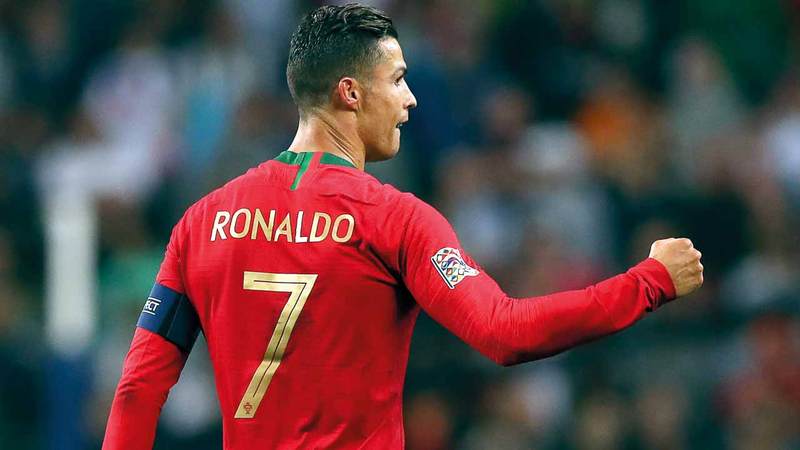 رونالدو سجل هاتريك في سويسرا بنصف النهائي. إي.بي.إي