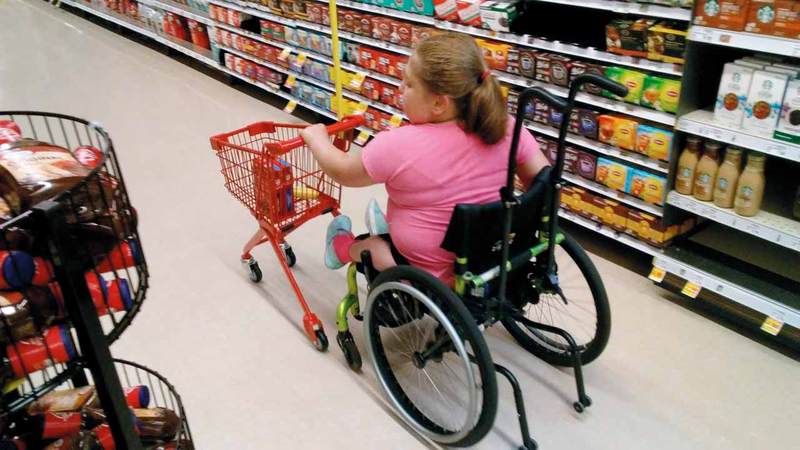 أصحاب همم لا يستطيعون اختيار السلع المتواجدة على أرفف العرض المرتفعة.  أرشيفية