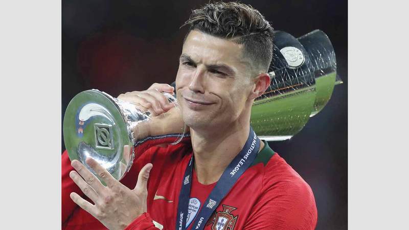 رونالدو يحتفل بلقب أوروبي جديد مع منتخب البرتغال على طريقته الخاصة. أ.ف.ب