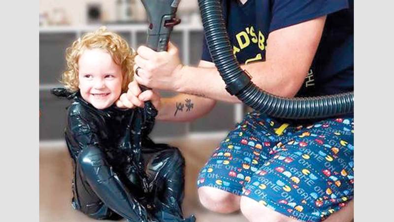 هذا التحدي الغريب يتسبب في أضرار مثل نقص الأوكسجين وتكسّر الضلوع ويصيب بعض الأطراف بالشلل.

أرشيفية