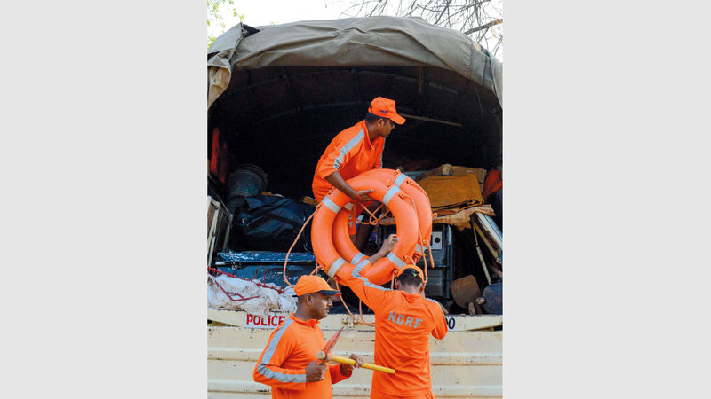 رجال الإنقاذ يجهزون الأدوات اللازمة
للحد من خطر الإعصار.
رويترز