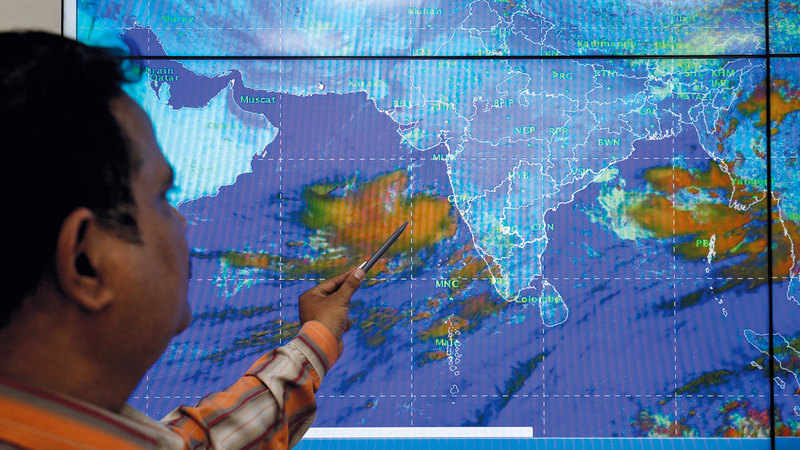 خبير أرصاد جوية يتابع الحالة من مكتبه  في أحمد آباد.  رويترز