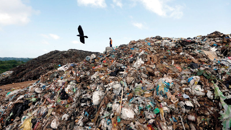 تل من النفايات البلاستيكية في العاصمة كولومبو بسريلانكا. رويترز