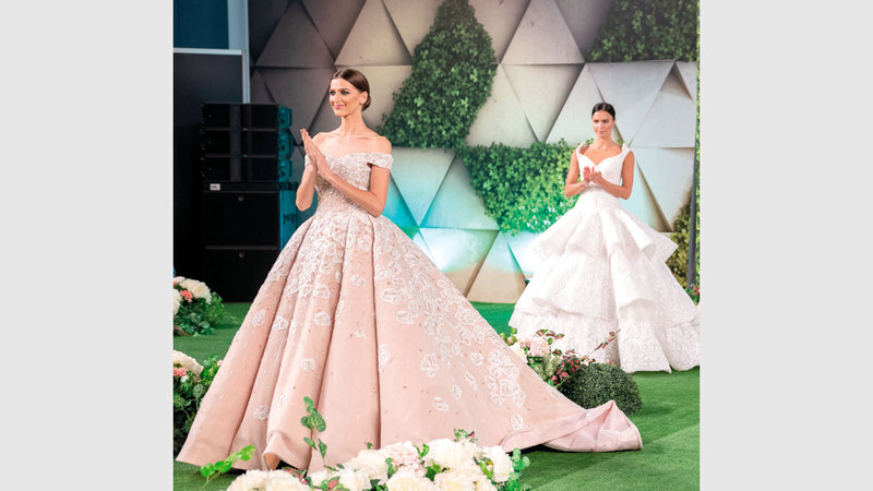 العارضون سيساعدون العرائس خطوة بخطوة في كل شيء. من المصدر