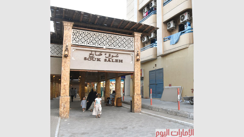 إلى جانب العديد من محال الخياطة، وتم إنشاء السوق في الخمسينات من القرن الماضي في منطقة النخيل وسط عجمان، قبل أن يُعاد ترميم السوق وفق التراث الإماراتي الأصيل.