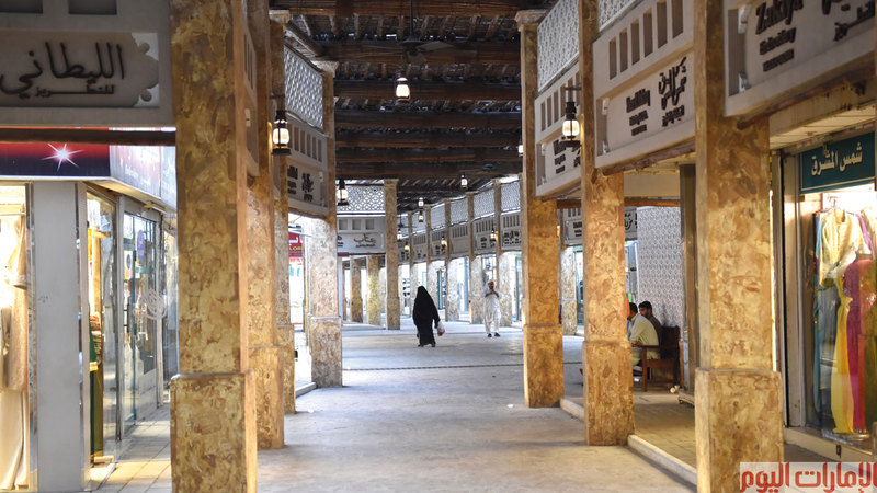 تشتهر سوق صالح في عجمان بتجارة الأقمشة والعطور والمنسوجات والسجاد