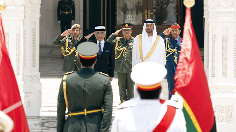 محمد بن زايد لدى استقباله السلطان عبدالله أحمد شاه.  وام