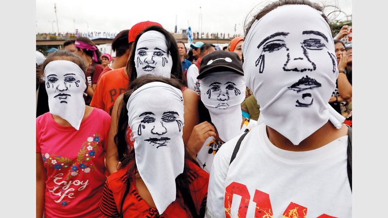 نشطاء يحتجون ضد عمليات القتل التي ارتكبها الرئيس الفلبيني ضد تجار المخدرات خارج نطاق القانون. رويترز