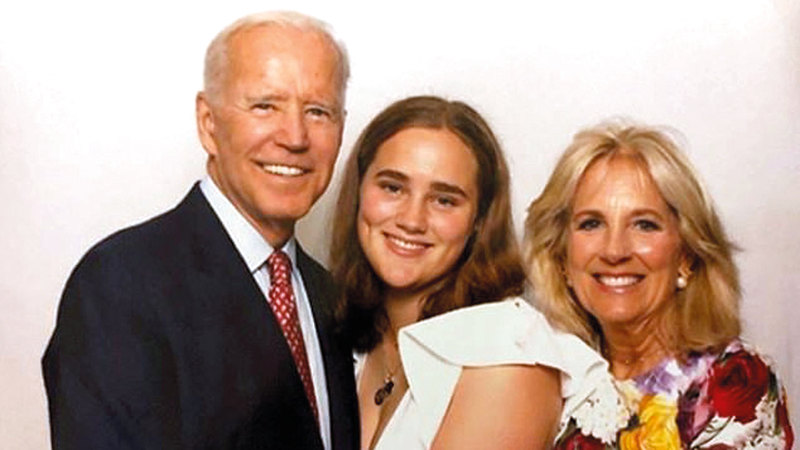بايدن وزوجته وحفيدتهما. من المصدر