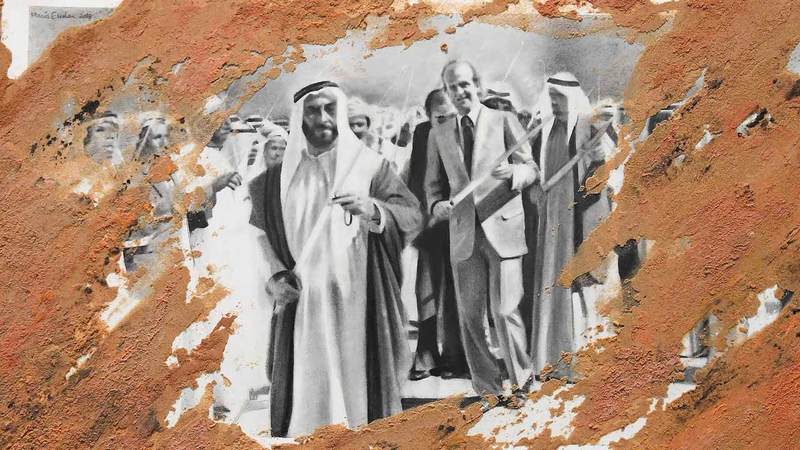 أبرز الأعمال لوحة تجسّد زيارة خوان كارلوس الأول للشيخ زايد.. وقد غطيت أجزاء من الصورة بالرمال. تصوير: إريك أرازاس