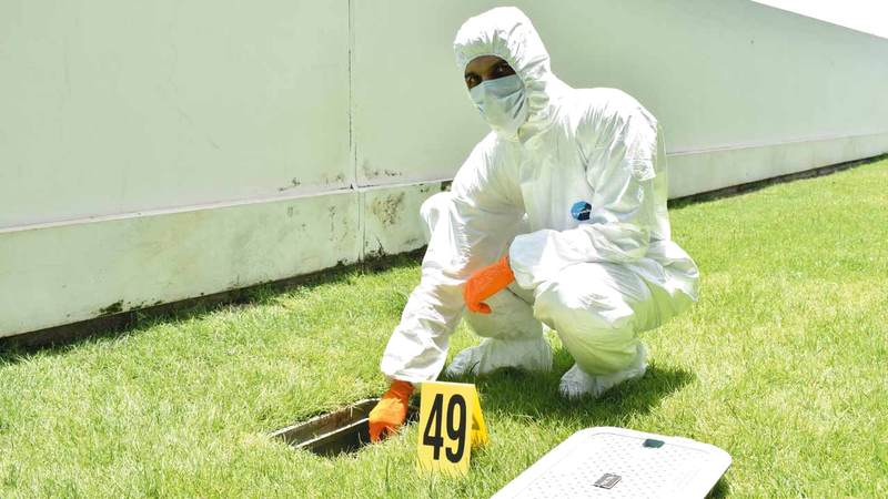 أهلي يرتدي الواقي الكامل قبل دخول مسرح الجريمة. من المصدر