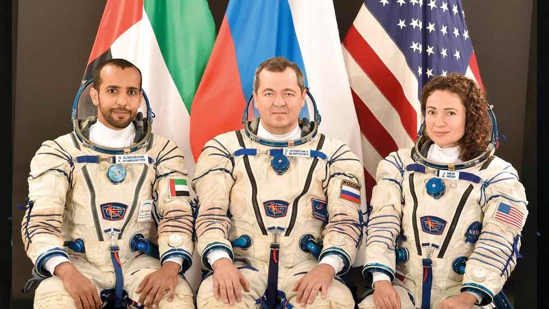 هزاع المنصوري مع الطاقم الأساسي للمهمة الفضائية. من المصدر