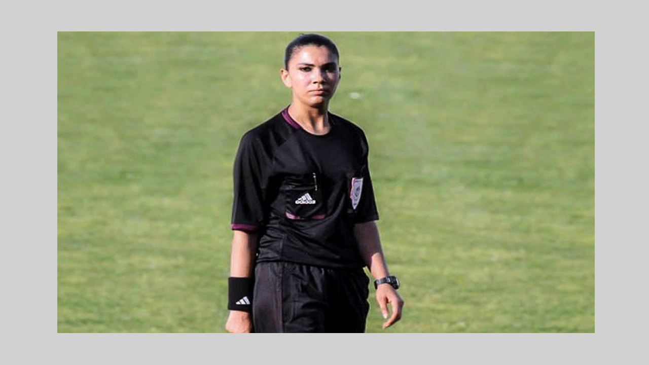 درصاف القنواطي أول حكمة عربية تدير مباراة كرة قدم في دوريات الدرجة الأولى. (أرشيفية)