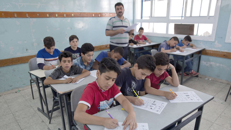 أطفال فلسطينيون يتعلمون في مدرسة للاجئين تديرها «أونروا» في الضفة الغربية.  أ.ب