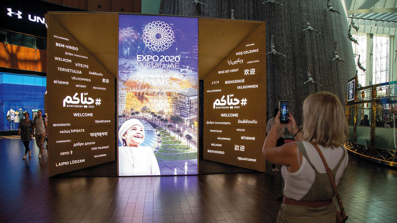 المنصة تقع في الطابق الأرضي من دبي مول قرب الشلال. من المصدر