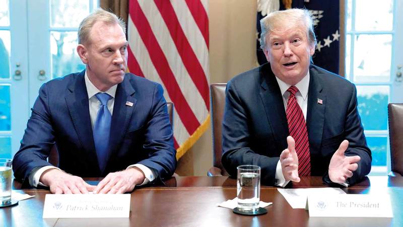 ترامب وشاناهان في اجتماع بالبيت الأبيض. رويترز