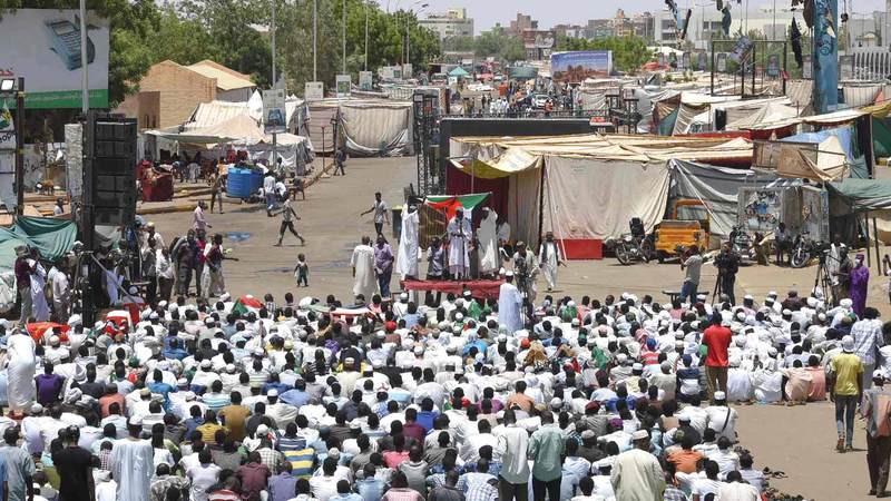 المحتجون السودانيون يحضرون صلاة الجمعة في الخرطوم العاصمة. أ.ف.ب
