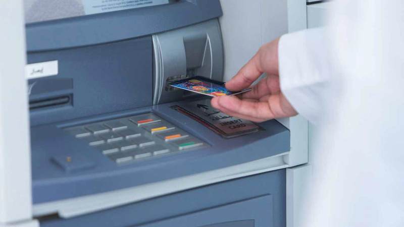 المقترض يدرك جيداً أنه لا مفر من سداد الدين والبعض يظل مديناً طوال حياته. أرشيفية