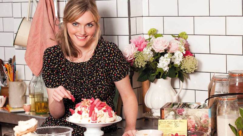 صوفي تعد في «ديليشوس ميس دال» قائمة من المأكولات. من المصدر