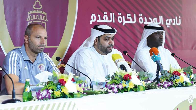 أحمد الرميثي يتوسط عبدالسلام جمعة والمدرب الهولندي موريس شتاين. تصوير: إريك أرازاس