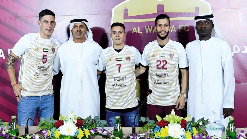 من اليمين..عبد السلام جمعة، الحسين صالح، ويلتون دا سيلفا، عبدالله جعفر وميليسي.

تصوير: إريك أرازاس