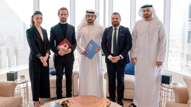 مكتوم بن محمد خلال استقباله الرئيس التنفيذي لشركة «تويتر».

وام