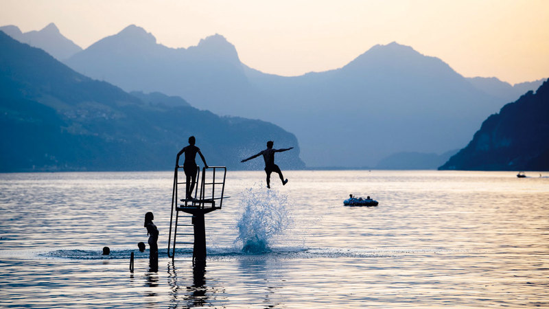 فرنسيون يسبحون في بحيرة ريمس للتخفيف من آثار الحر.

إي.بي.إيه