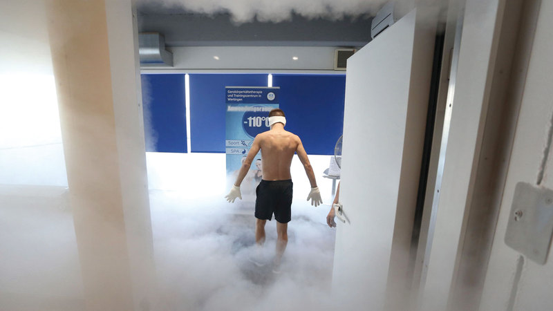 أوروبيون يلجأون إلى الأنهار والسباحة لتخفيف الشعور بالحر. وكالات