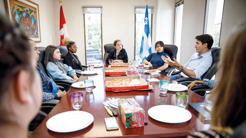 ترودو خلال الاجتماع وتبدو على الطاولة أدوات طعام بلاستيكية.  من المصدر