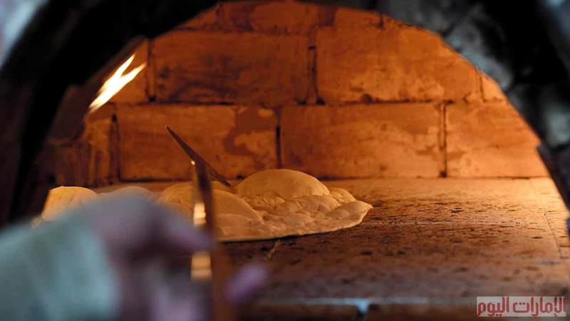 تختلف طريقة إعداد الخبز من شعب إلى آخر، وتتباين أيضاً مكوناته البسيطة، سواء من القمح أو الذرة أو الشعير، لكنه يظل من الأغذية الرئيسة لدى الكثير من شعوب العالم، ورغم تطور الآلات والمكائن، فلايزال الكثيرون يقومون بهذه المهنة يدوياً في كل يوم.