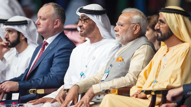 محمد بن راشد ومحمد بن زايد وحمدان بن محمد وكبار الشخصيات خلال الدورة السادسة للقمة. من المصدر