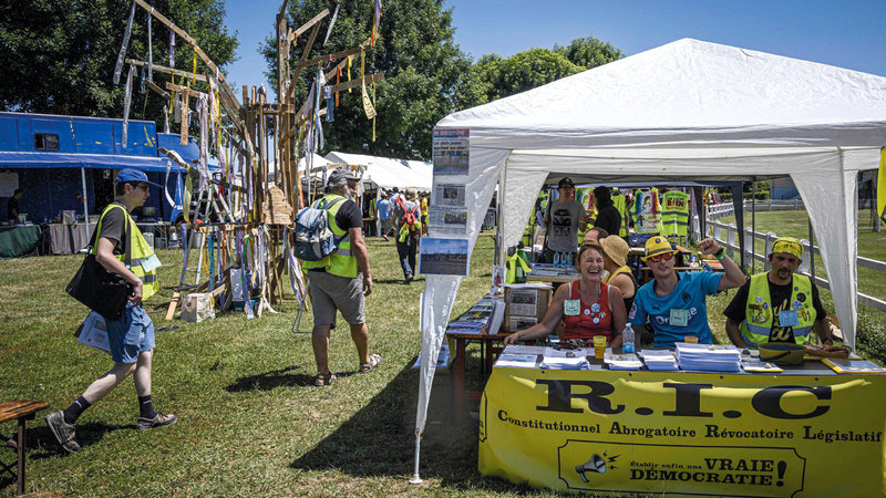 أصحاب السترات الصفراء مصرّون على مواصلة  تحدي الحكومة حتى تحقيق مطالبهم.  أ.ف.ب