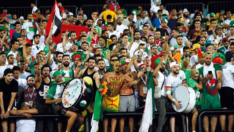 مشجعو الجزائر خلال مباراة تنزانيا على ملعب السلام. اي.بي