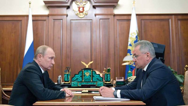 بوتين لوزير الدفاع سيرغي شويغو خلال لقطة تلفزيونية: «إنها خسارة كبرى للبحرية وللجيش عموماً». إي.بي.إيه