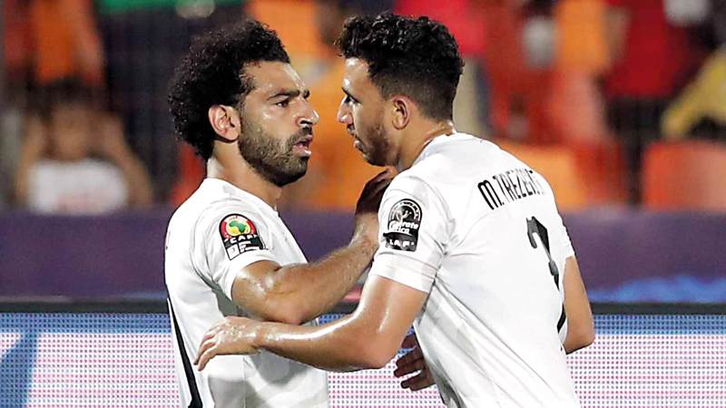 محمد صلاح في حوار خاص مع تريزيغيه خلال مباراة أوغندا. إي.بي.إيه