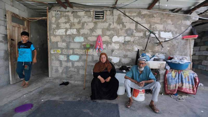 «أم محمد» تتحمل مشاق العمل لتوفير لقمة عيش أطفالها. من المصدر