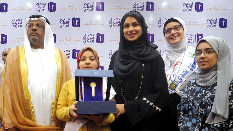 الكندي تتوّج الطالبة الفائزة الشيماء بسيوني. من المصدر