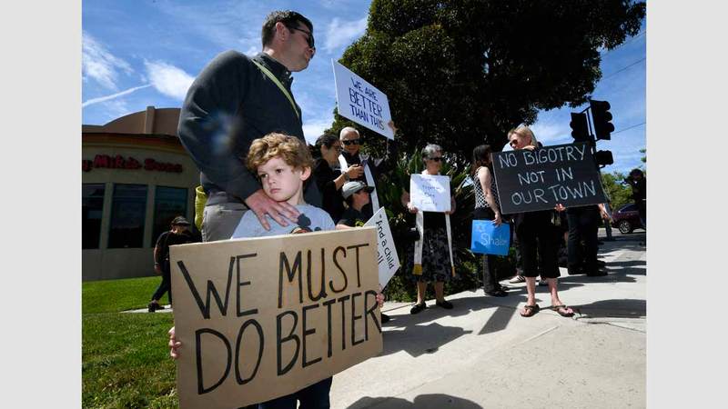 أقرباء ضحايا المعبد اليهودي في كاليفورنيا يطالبون بالحدِّ من القتل الجماعي. أ.ب