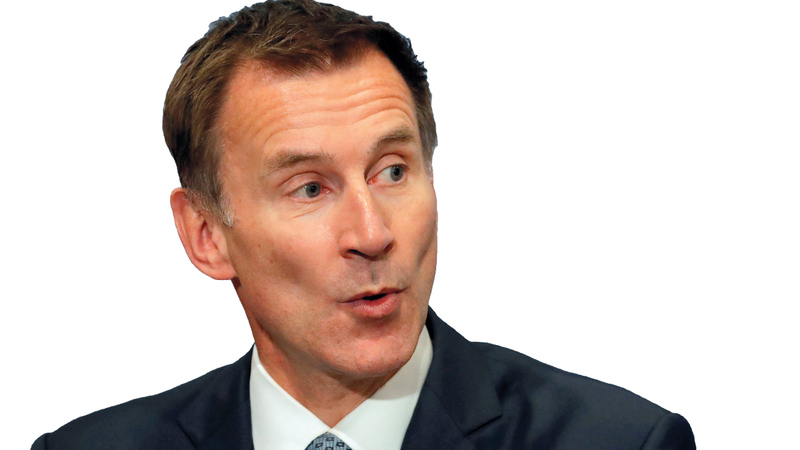 جيرمي هانت: إيران تقف وراء الهجمات التي تعرضت لها ناقلتا النفط في خليج عمان.  رويترز