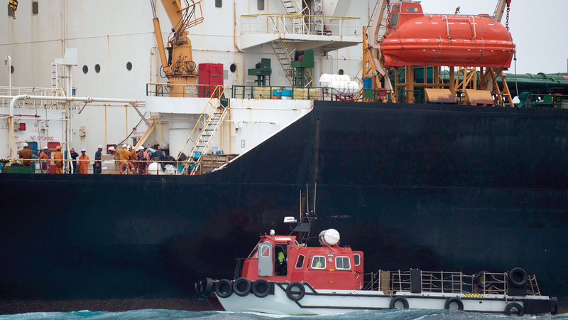 ناقلة النفط الإيرانية «غريس 1» المحتجزة في مياه جبل طارق.  أ.ف.ب