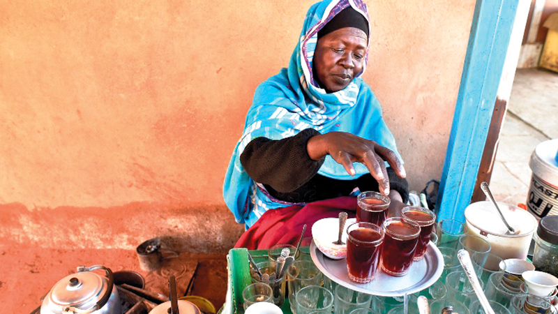 «كوكو» في مطبخها لصناعة الشاي.  غيتي
