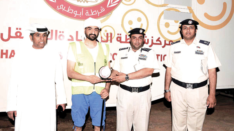 شرطة أبوظبي تكرّم الفريق خلال مشاركته في فعالية «تل مرعب».من المصدر