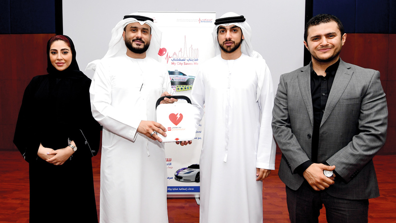 قطاع النشر في «دبي للإعلام» يتسلم جهاز الإنعاش. تصوير: باتريك كاستيلو