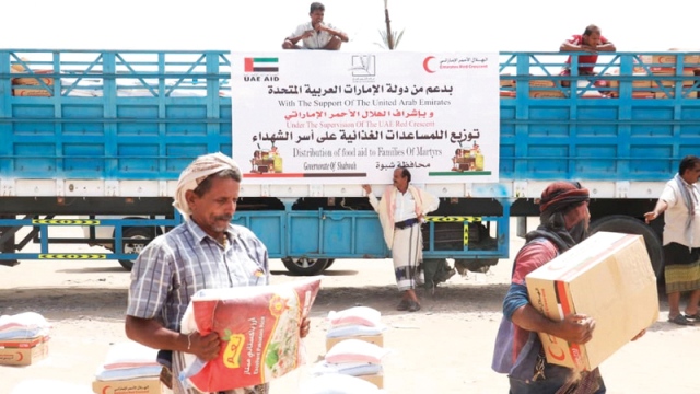 الإمارات تقدم 37 طناً من المساعدات الغذائية لأسر شهداء شبوة - الإمارات اليوم