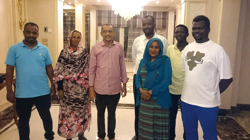 داوود مع عدد من قادة حزب «المؤتمر» السوداني.  أرشيفية