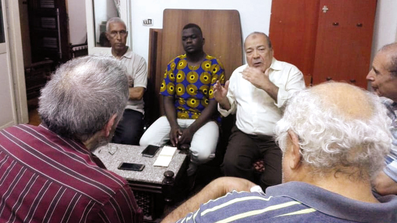 داوود وعدد آخر من المشاركين في الندوة.  الإمارات اليوم