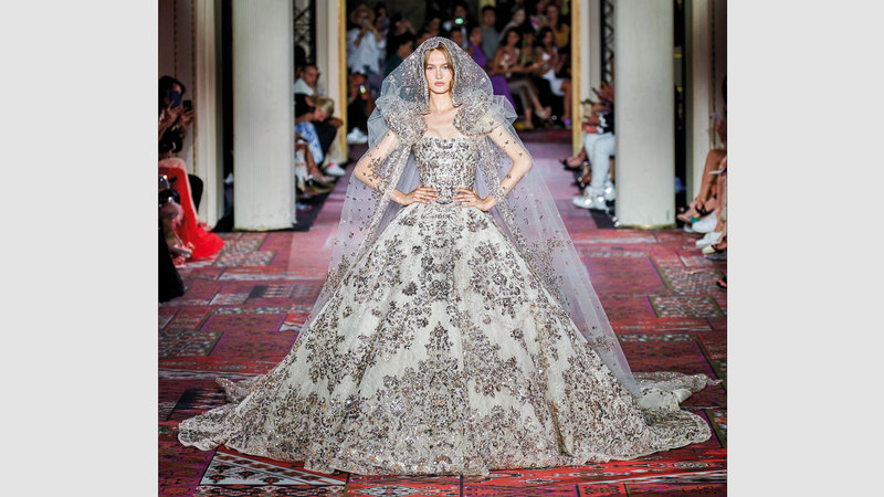 التطريزات والمشغولات اليدوية على القطع والخامات، والألوان القوية البارزة، هي أكثر ما ميز المجموعة. من المصدر